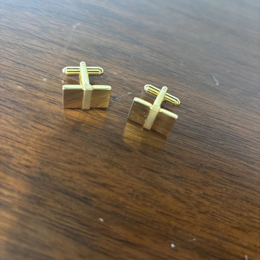 Three Sets Of Cufflinks Cold And Silver Colored‎